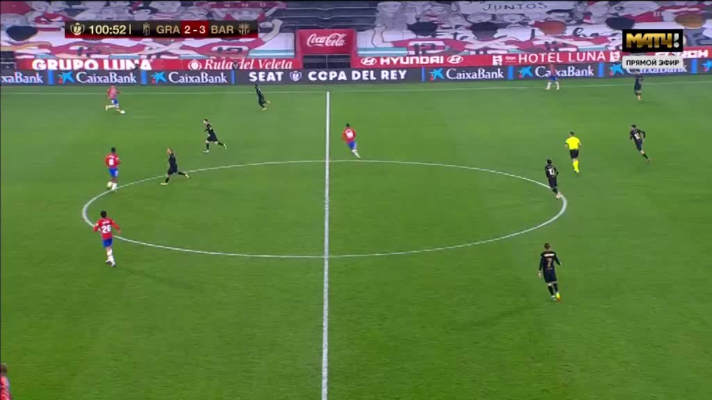 后卫破门后激情亲吻队徽，引球迷共鸣