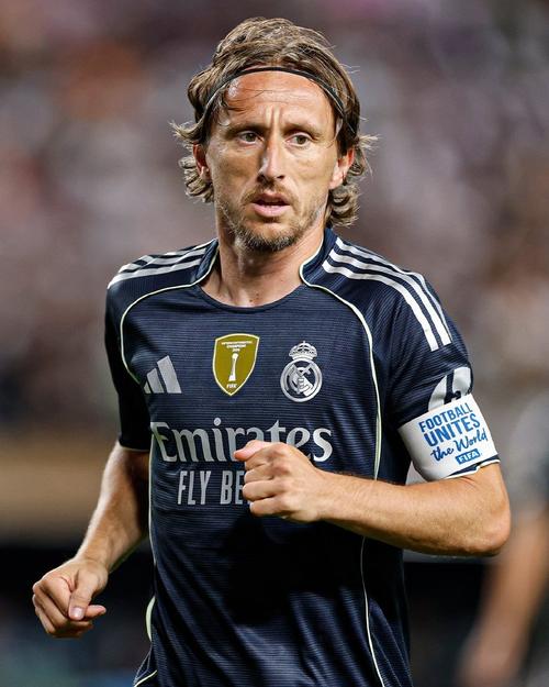 解析“群体压力”：在牌桌上如何优雅地拒绝加注与梭哈。（解码群体压力：在牌局中如何从容拒绝加注与全押）