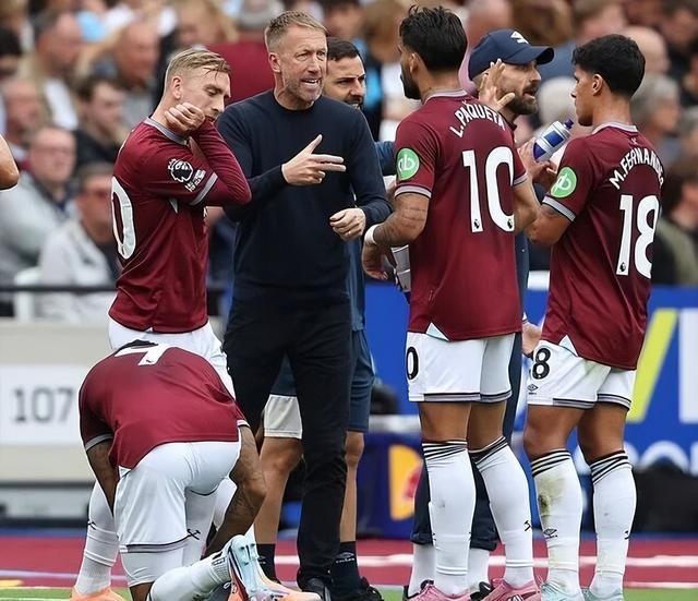 巴特勒坐在替补席为助理教练画战术