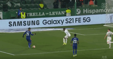 普荷斯在 2022 年全明星赛获得全场球员单膝跪地致敬，场面令人动容