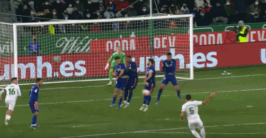 汪涵陪儿子马术比赛展现轻松生活面，体现家庭关怀与育儿智慧，引发网友热议。